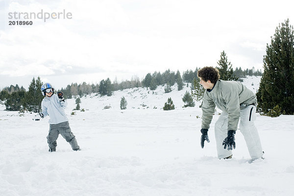 Junge Freunde bei einer Schneeballschlacht