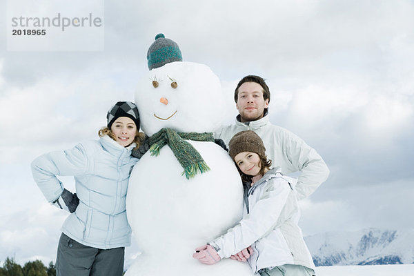 Junge Freunde posieren neben Schneemann  Portrait