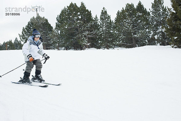 Junge Skifahren  volle Länge