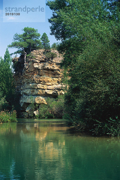 Grüne Wasserlandschaft mit Felsen