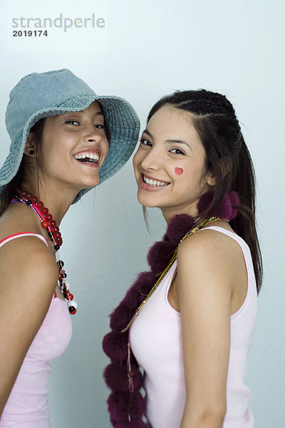 Zwei junge Freundinnen  lächelnd vor der Kamera  Porträt