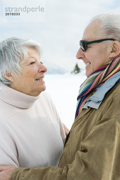 Seniorenpaar lächelt sich an  Seitenansicht  Portrait