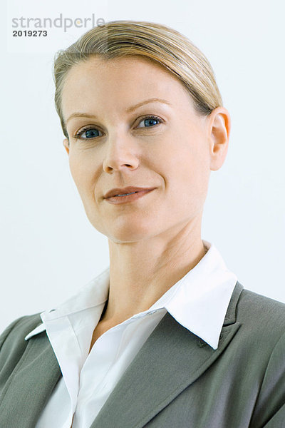 Geschäftsfrau lächelt vor der Kamera  Porträt