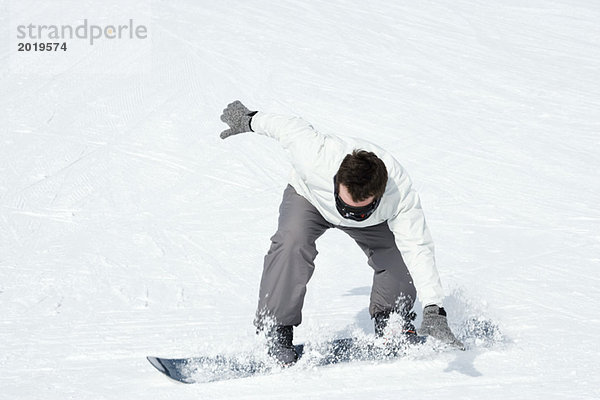 Snowboarden nach vorne beugen  versuchen das Gleichgewicht zu halten