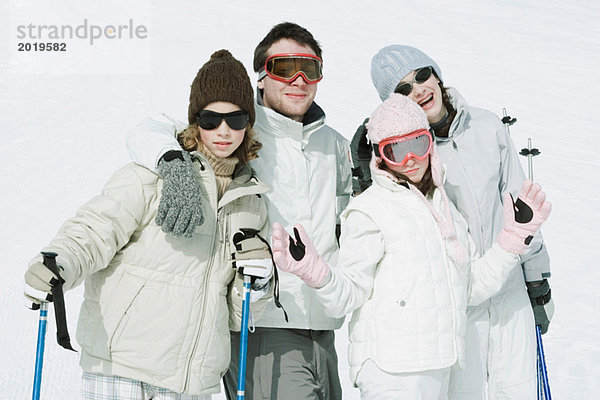 Gruppe junger Freunde in Skiausrüstung  Portrait