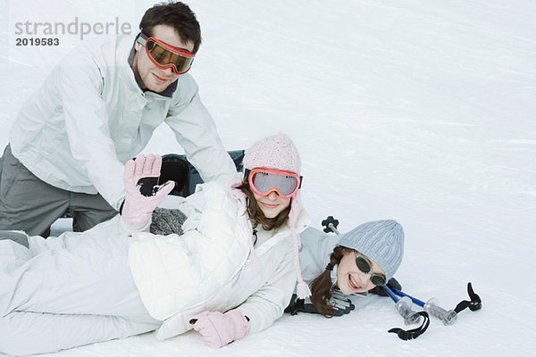 Gruppe von jungen Freunden  die im Schnee spielen  Teenagermädchen  das vor der Kamera winkt.