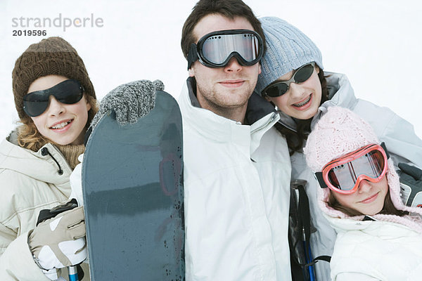 Junge Freunde in Wintersportausrüstung  Portrait