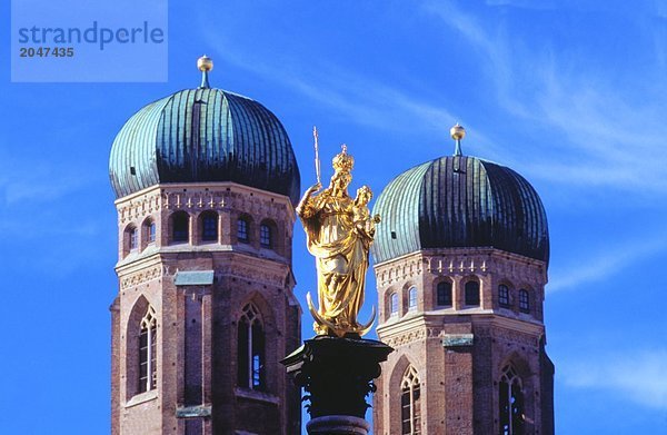 Untersicht of Twin Zwiebeltürme der Kirche  Kathedrale von München  München  Bayern  Deutschland  Europa