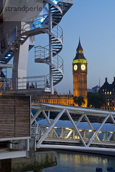 Riesenrad mit Uhrturm im Hintergrund  Millennium Wheel  Big Ben  City of Westminster  London  England
