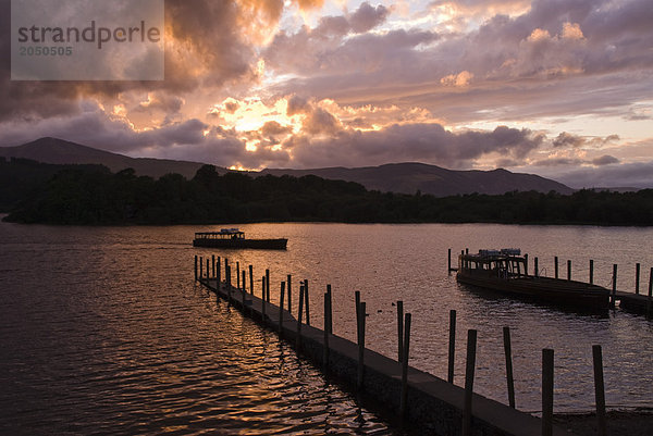 Piers am Strand  Derwent Water  englischen Lake District  Cumbria  England