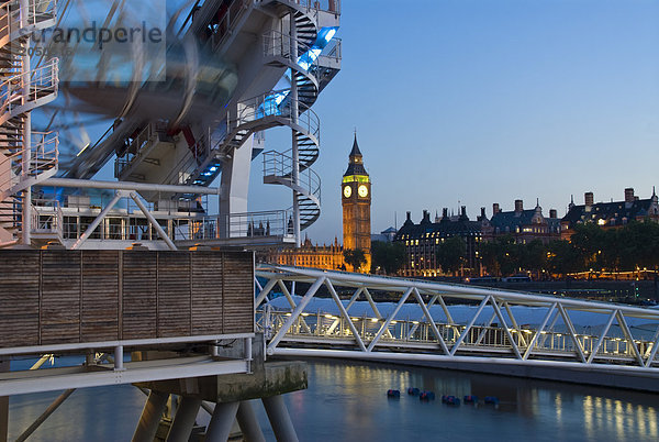 Brücke über den Fluss  Millennium Wheel  Big Ben  Thames River  City of Westminster  London  Greater London  England