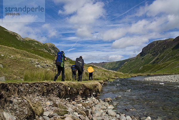 Wanderer Wandern am Flussufer  Stonethwaite Valley  englischen Lake District  Cumbria  England