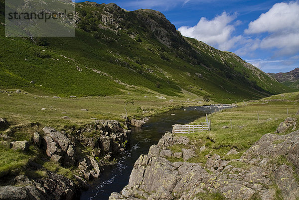 Strom  der im Tal  Stonethwaite Valley  englischen Lake District  Cumbria  England