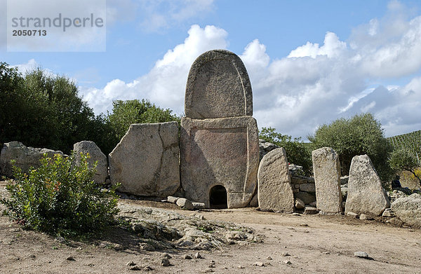 Alte Ruinen Stein Grab unter bewölkten Himmel  Coddu Vecchiu Giant's Tomb  Arzachena  Sardinien  Italien