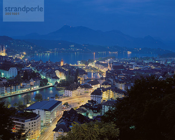 10065291  Schweiz  Europa  Stadt  City  Luzern  bei Nacht  Übersicht  Beleuchtung