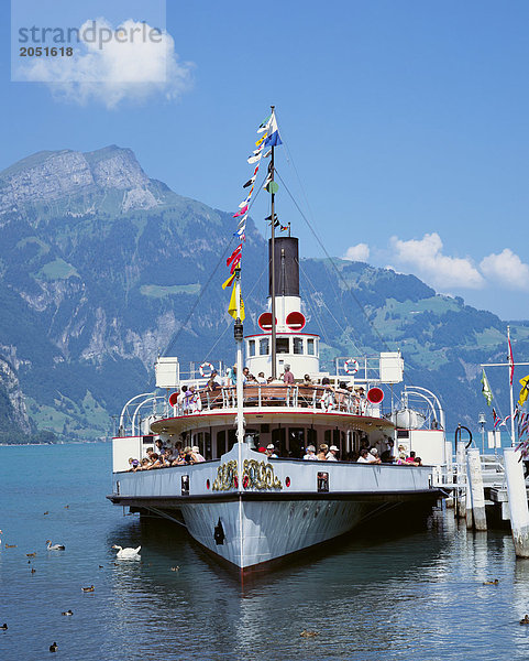 10257583  Schiff  Raddampfer  Schweiz  Europa  Schiff  Dampfschiff  Anlegestelle  Passagiere  See  Meer  Berge  Wolken  Wetter