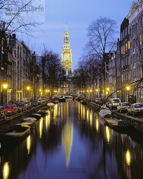 beleuchtet Amsterdam Hauptstadt Kirche Schiff Niederlande bei Nacht