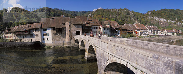 Europa Hügel fahren Wald Brücke fließen Fluss Holz Altstadt Kanton Jura Schweiz
