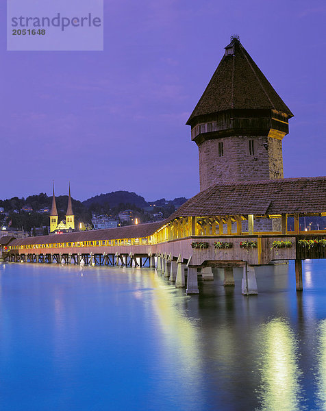 10422347  Schweiz  Europa  Stadt  City  Luzern  bei Nacht  Dämmerung  Dämmerung  Wasser-Turm  Kapellbrücke  Reisen  Tourismus  la