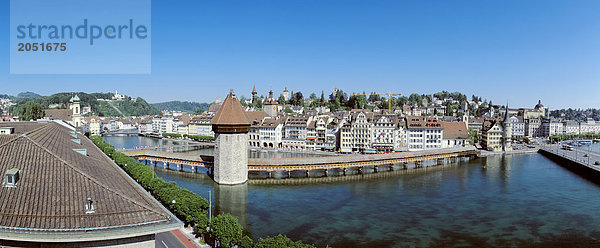 10508997  Schweiz  Europa  Stadt  City  Luzern  Überblick  Kapellbrücke  Reisen  Tourismus  Wahrzeichen  Brücke  Reuss  Fluss