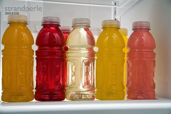 Saftflaschen im Kühlschrank