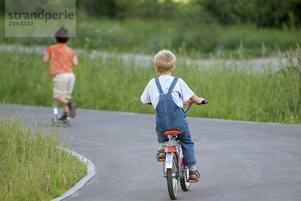 Ein kleiner Junge auf dem Fahrrad