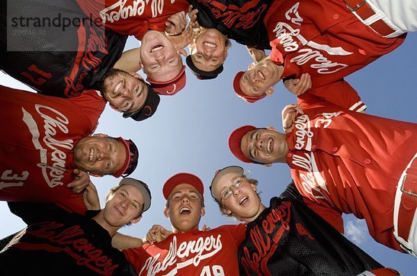 Ein Baseballteam  das in einem Haufen steht.