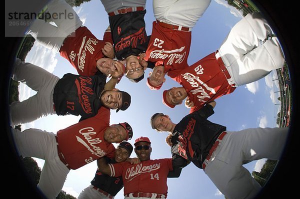 Ein Baseballteam  das in einem Haufen steht.