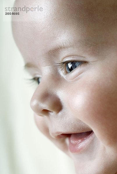 Seitenansicht eines lächelnden Babys