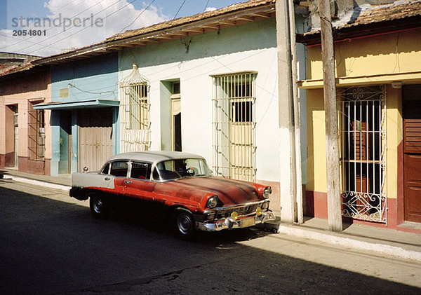 Ein altmodisches Auto  das auf einer Straße in Kuba geparkt ist.
