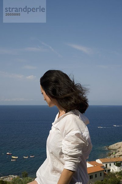 Eine Frau  die auf das Meer schaut.