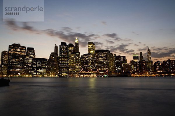 New Yorker Skyline in der Abenddämmerung