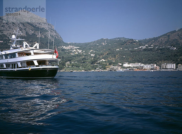 Ein Boot vor der Küste von Positano  Italien