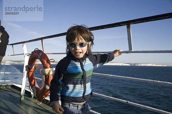 Ein kleiner Junge auf einem Bootsdeck