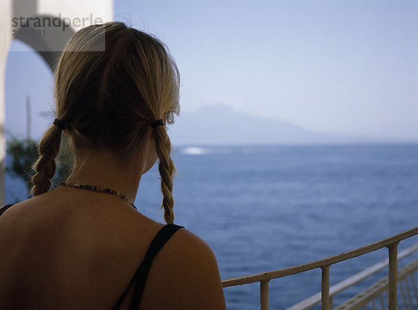 Eine Frau mit Blick aufs Meer