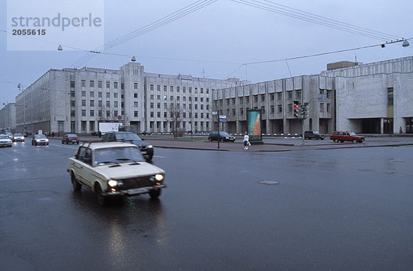 Autos fahren an einem bedeckten Tag in Russland