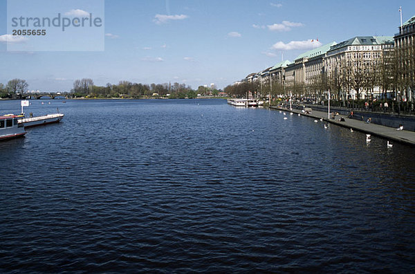 Blick auf Fluss und Flussufer in St. Petersburg  Russland