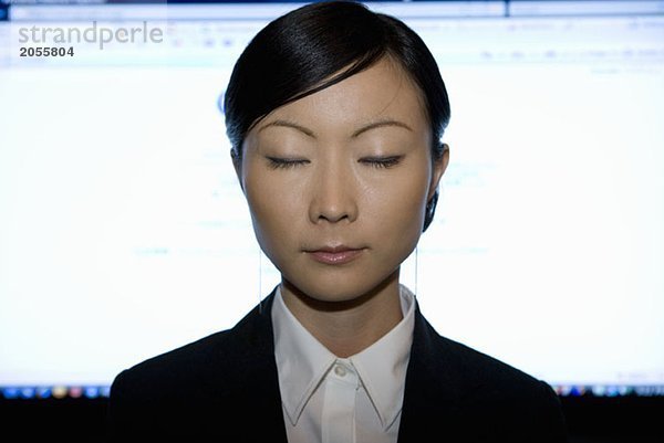 Porträt einer Geschäftsfrau mit geschlossenen Augen