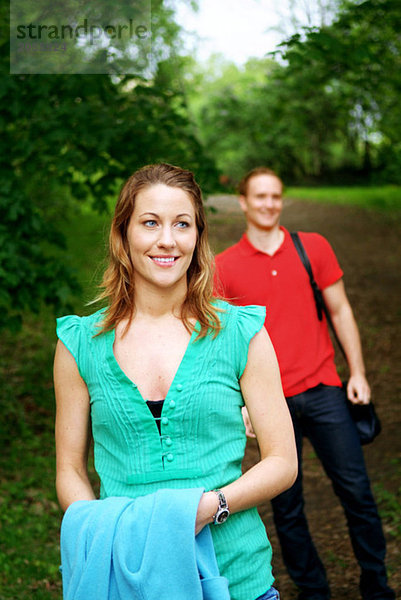 Mädchen mit Mann im Hintergrund