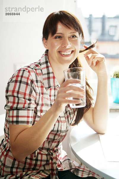 Frau mit Wasserglas in der Hand