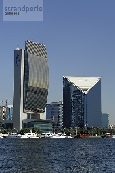 Gebäuden Waterfront gegen klaren blauen Himmel  Dubai Creek  Dhow Wharfage und kommerziellen Zentrum  Dubai  Vereinigte Arabische Emirate