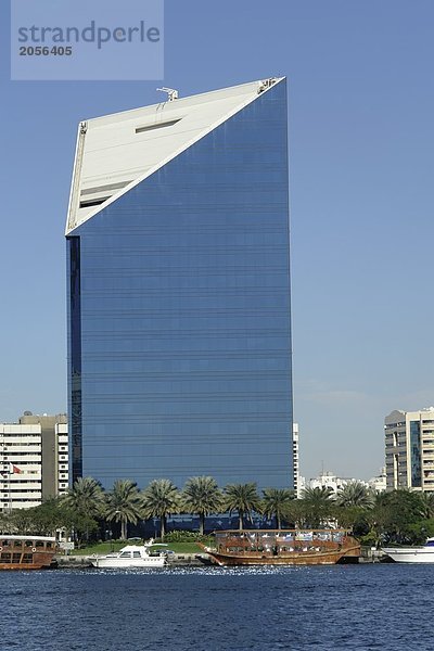 Gebäude der Waterfront gegen klaren blauen Himmel  Dubai Creek  Dhow Wharfage und kommerziellen Zentrum  Dubai  Vereinigte Arabische Emirate