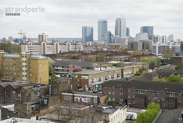 Blick auf die Skyline des Finanz- und Geschäftsbezirks hinter einem Wohnviertel  London  England