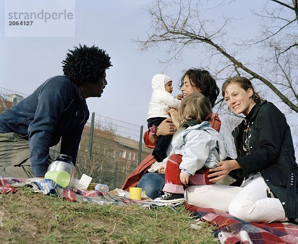 Freunde und Familie beim Picknick im Park