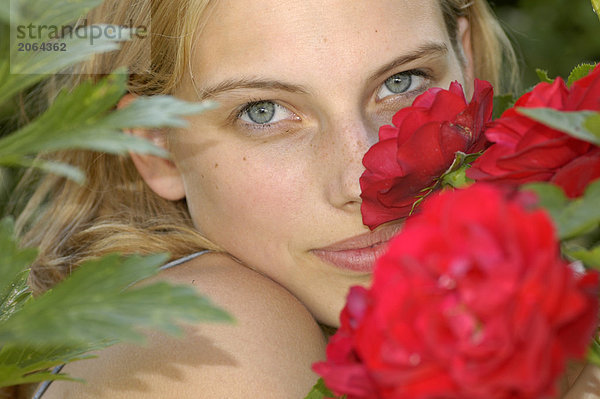 Portrait einer jungen Frau smelling Blume