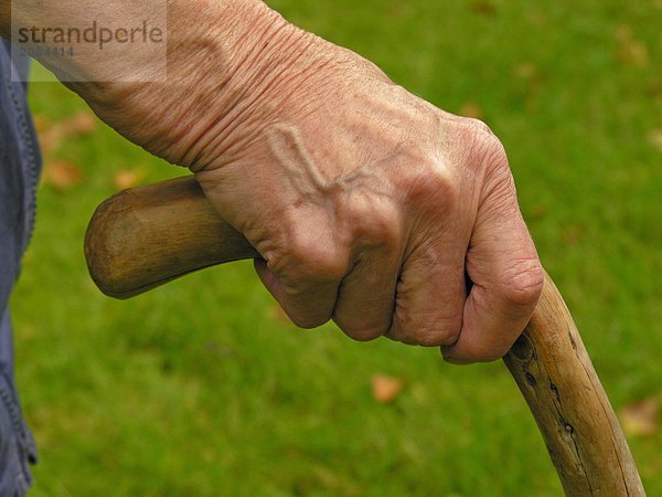 Ältere person's Hand hält cane