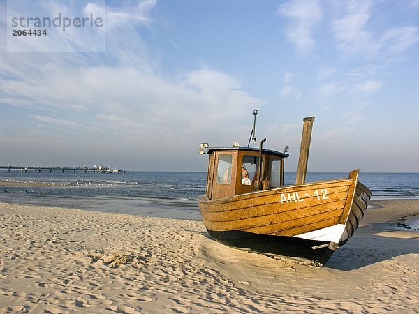 Fischerboot am Strand  Mecklenburg-Vorpommern  Deutschland
