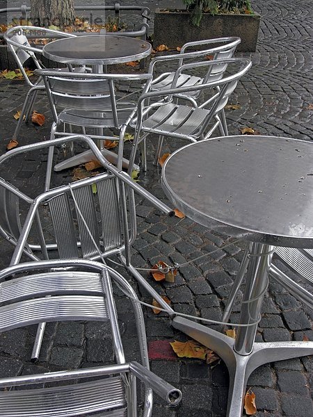 Leere Tabelle und Stühlen Straßencafé