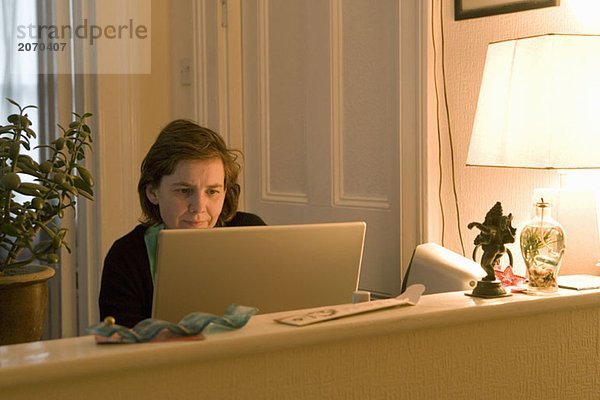 Frau mit Laptop zu Hause