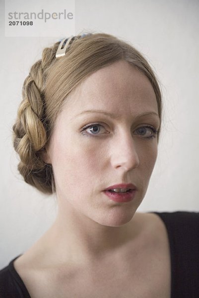Porträt einer Frau mit geflochtenen Haaren